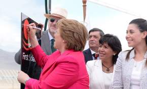 Con presencia de la Presidenta Bachelet instalan paneles fotovoltaicos de planta solar "Luz del Norte"