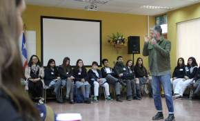 Jorge Baradit contó todos "los secretos de Chile" a estudiantes de Vallenar en ciclo Diálogos en Movimiento [FOTOS]