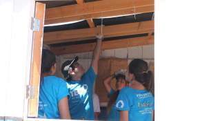 Jóvenes voluntarios de Atacama viajan a Antofagasta para construir en campamentos [FOTOS]