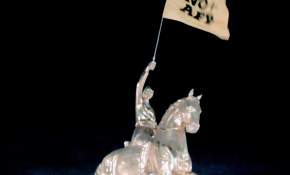 ¿Lo viste? Intervienen estatuas doradas de Copiapó para protestar por No + AFP [FOTOS] 
