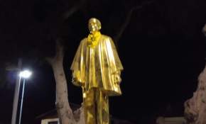 ¿Lo viste? Intervienen estatuas doradas de Copiapó para protestar por No + AFP [FOTOS] 