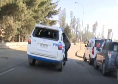 Conocido periodista quedó colgando de vehículo de la PDI por varios metros